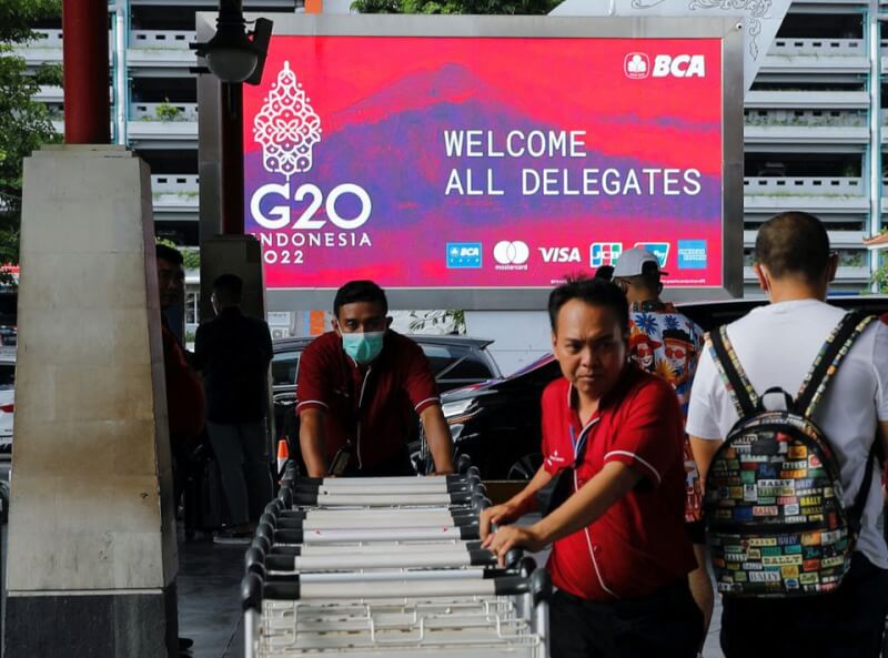 圖為12日印尼的國際機場為了迎接G20峰會正在著手準備工作。（路透社）