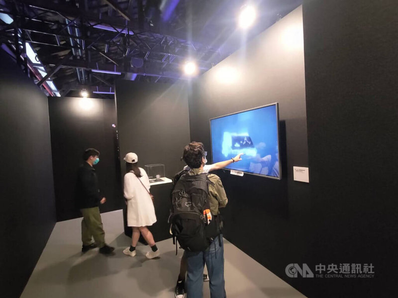 4D NFT「眾人之光(中華隊團結勇恆版)」現於2022 TCCF未來內容展展出,不少民眾參觀體驗。中央社記者王寶兒攝 111年11月13日