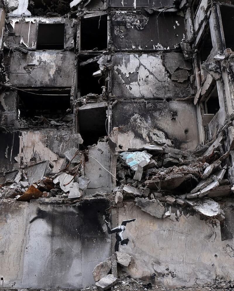 班克西在烏克蘭首都外一棟在砲火轟炸下四分五裂的建築物外牆留下一幅塗鴉作品。（圖取自instagram.com/banksy）