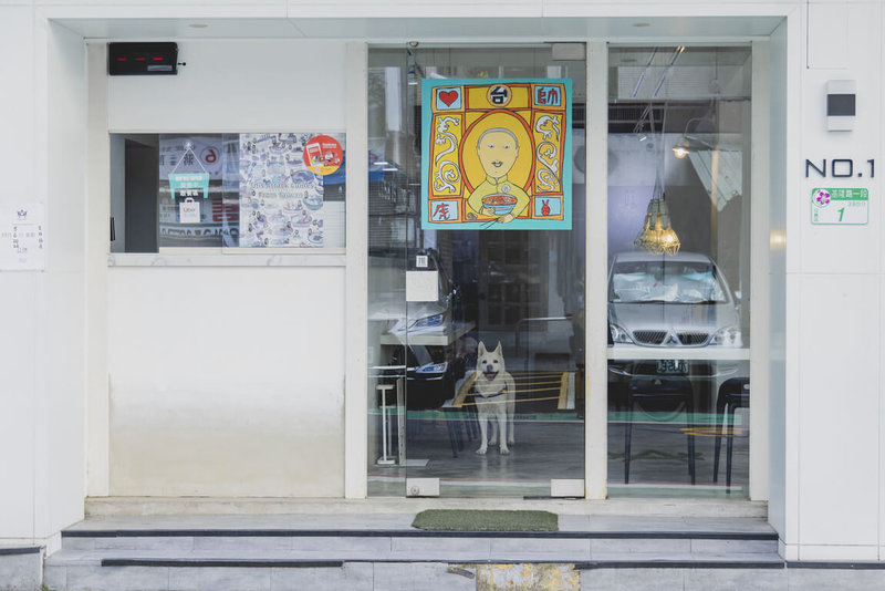荷裔畫家羅斌和台北信義區店家合作，透過「台北街角遇見設計」計畫，展出8幅「國父遊台北」系列作。（台北市文化局提供）中央社記者王寶兒傳真  111年11月13日