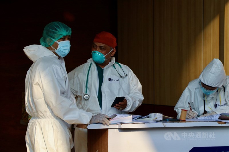 印尼總統佐科威13日表示，為了替未來疾病大流行做更好的準備，G20防疫基金迄今募得14億美元（約新台幣436億元）仍不夠。圖為印尼西爪哇勿加西縣立醫院醫護人員穿戴防護裝備。（中央社檔案照片）