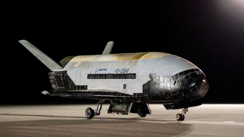 美國空軍太空無人機X-37B在繞行地球軌道近2年半，12日降落在佛羅里達州甘迺迪太空中心。（圖取自twitter.com/BoeingSpace）