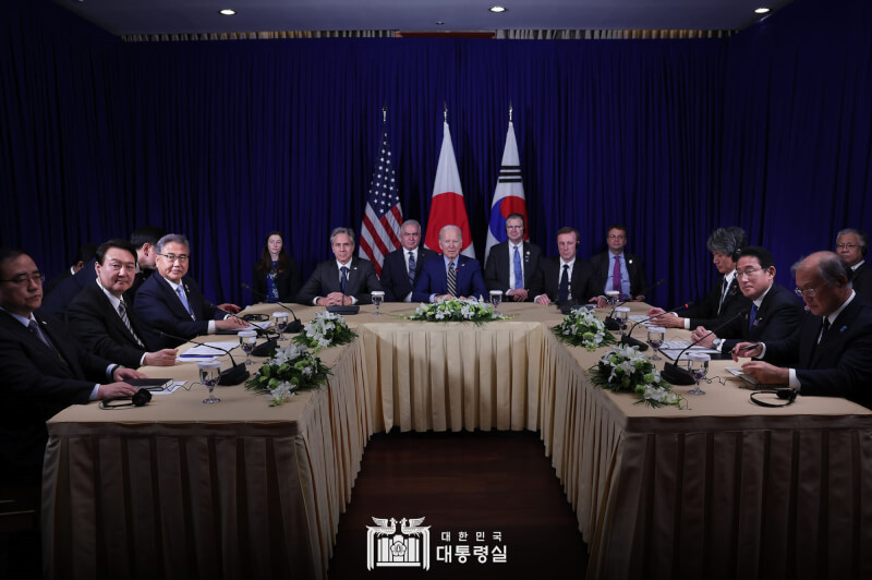 美國總統拜登（後中）、日本首相岸田文雄（右2）及南韓總統尹錫悅（左2）13日在東亞高峰會場邊進行3邊連續會談，共同聲明將更緊密合作因應北韓挑釁。（圖取自facebook.com/president.rok）