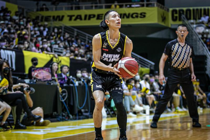 P. LEAGUE+新北國王13日團隊轟下22記三分球,改寫聯盟紀錄;林書緯(前)拿下全隊最高28分,包括7顆三分球。(圖取自facebook.com/PLEAGUE.official)