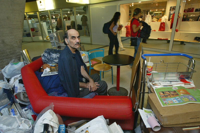 伊朗男子納瑟利（前）曾困居戴高樂機場18年，他在12日辭世享壽77歲。（美聯社）