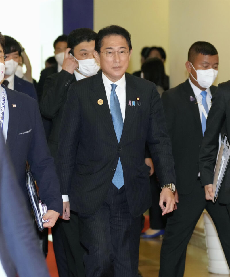 日本首相岸田文雄（前中）13日在東亞峰會上點名批評中國強化「侵害日本主權」的活動。（共同社）