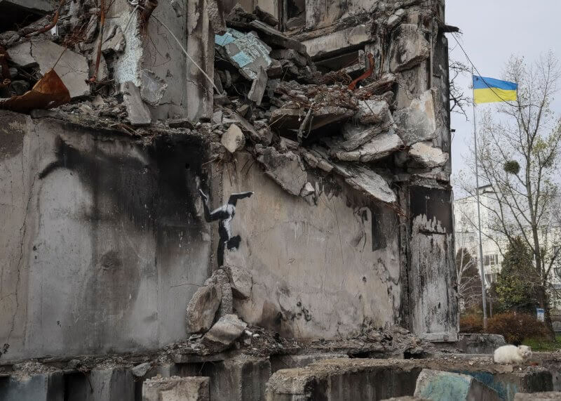英國塗鴉大師班克西在烏克蘭首都基輔西北城鎮博羅江卡一棟建築廢墟外牆，留下一名體操選手表演倒立動作的塗鴉。（路透社）