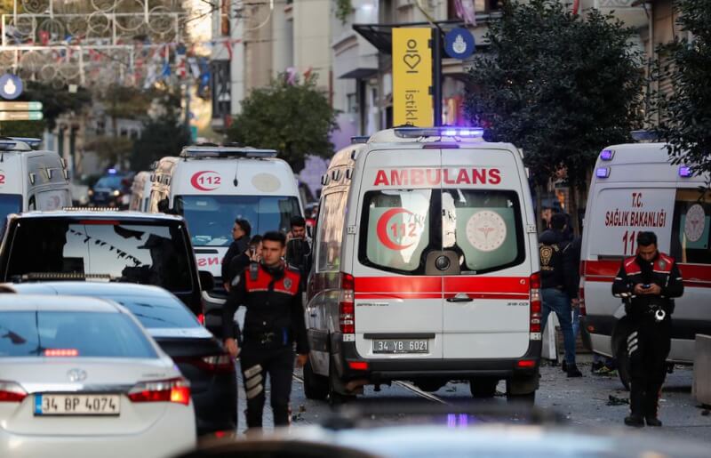 土耳其伊斯坦堡的獨立大街13日下午發生爆炸，約11人傷。圖為爆炸案發生後救護人員趕抵現場。（路透社）