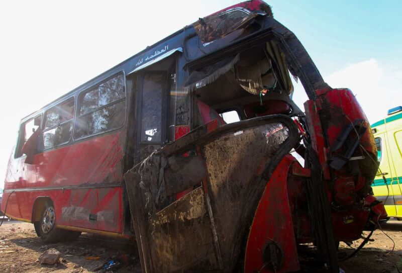 埃及一輛小型巴士12日墜入北部尼羅河三角洲的運河，20人不幸喪生。（路透社）