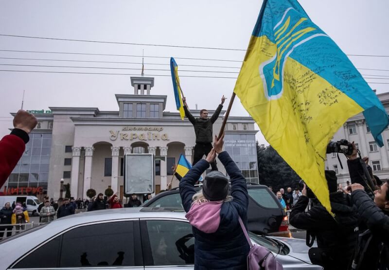 烏克蘭南部港巿赫松遭俄羅斯占領8個月上週解放。圖為赫松居民歡慶烏軍勝利。（路透社）