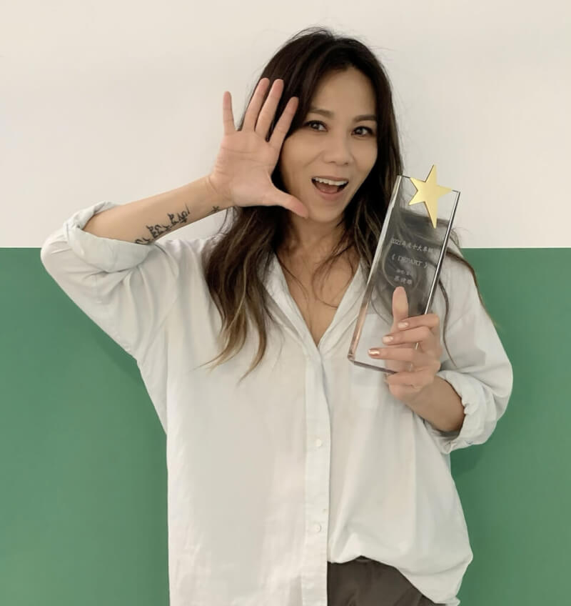 中華音樂人交流協會與中華音樂著作權協會共同主辦的「十大專輯暨十大單曲」，13日公布2021年度得獎名單，歌手蔡健雅以DEPART獲年度十大專輯肯定。（中華音樂人交流協會提供）中央社記者葉冠吟傳真 111年11月13日