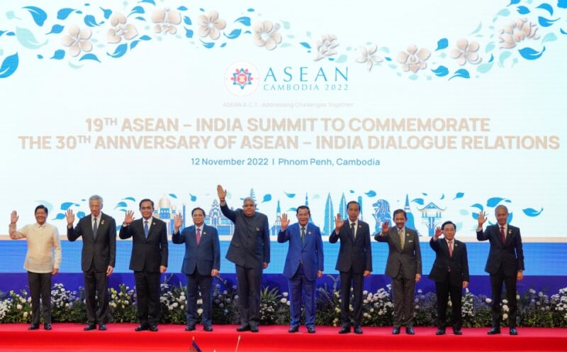 印度12日與東協成為全面戰略夥伴。印度副總統譚克哈爾（左5）強調，東協是「印度『東進政策』的重要支柱，也是印度印太倡議的核心。」（美聯社）
