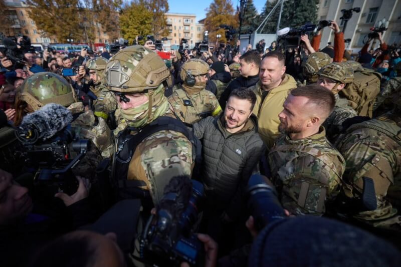 烏克蘭部隊從俄羅斯手中收復南部的赫松市後，總統澤倫斯基（中）14日親訪視察。（圖取自twitter.com/AndriyYermak）