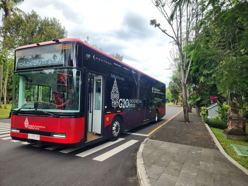 G20峰會15日將在印尼峇里島登場,鴻海電動巴士Model T協助峰會接送貴賓。為了配合峰會主題色,鴻海客製化Model T外觀,以這次大會紅色背景為主題,象徵G20國家緊密連結圖騰。(鴻海集團提供)中央社記者李宗憲峇里島傳真 111年11月14日