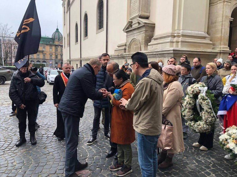 烏克蘭軍方今天為曾聖光舉辦追思儀式,利沃夫市(Lviv)市長(鞠躬者)向曾聖光的家屬致意。(外交部提供)中央社記者黃雅詩傳真 111年11月14日