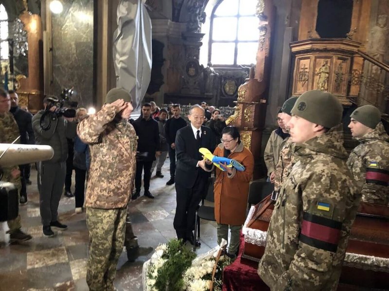 曾聖光戰死烏克蘭,烏國軍方今天舉辦追思儀式,軍方代表向曾聖光致敬,駐波蘭代表陳龍錦(黑色西裝者)全程陪同家屬。(外交部提供)中央社記者黃雅詩傳真 111年11月14日