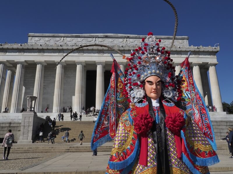 文總工作人員等帶著神轎、鑼鼓及2尊高度近3米的「風童火將」神將現身於美國林肯紀念堂前，如一場越洋的文化遶境。（文總提供）中央社記者王寶兒傳真 111年11月14日