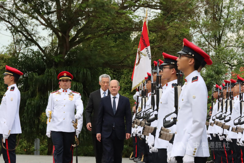 德國總理蕭茲（Olaf Scholz）14日訪問新加坡，在新加坡總統府接受官方歡迎儀式。中央社記者侯姿瑩新加坡攝 111年11月14日