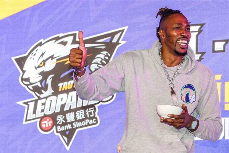 NBA球星「魔獸」霍華德19日將迎接在台灣職籃T1聯盟首秀。圖為他12日在記者會中品嚐台灣小吃，數度比讚。中央社記者鄭清元攝 111年11月12日