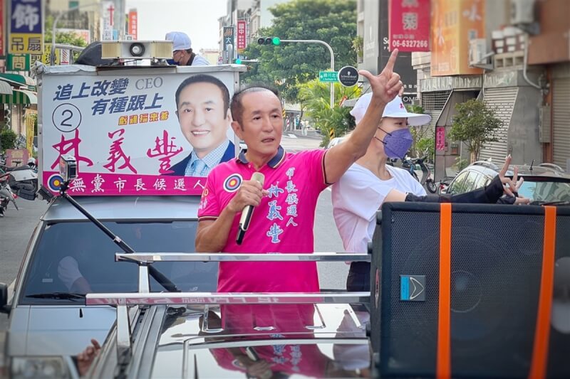 無黨籍台南市長候選人林義豐（前）14日提出當選後「撤銷全民罰單，消滅檢舉魔人」政見。圖為林義豐近日車隊拜票。（林義豐臉書提供）中央社記者楊思瑞台南傳真 111年11月14日