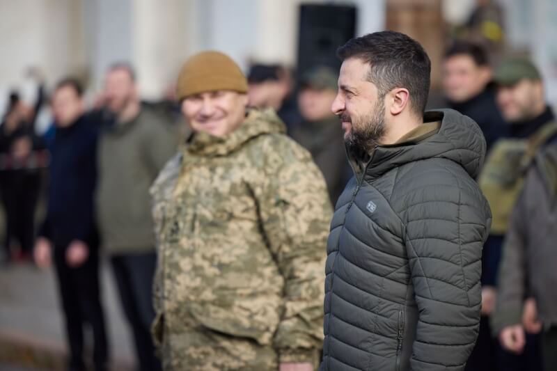 烏克蘭總統澤倫斯基（前）14日親訪剛從俄羅斯部隊手中收復的赫松市。（圖取自twitter.com/DefenceU）