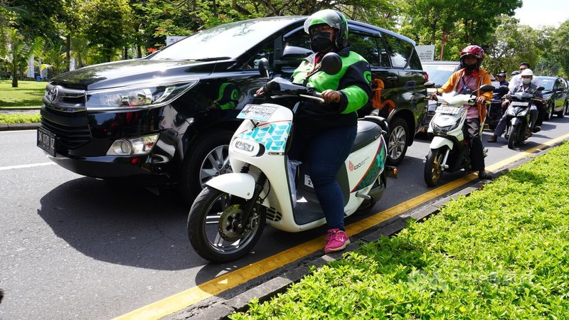 G20峰會管制區只限已註冊車輛及電動車進入，唯一能在場內行駛的摩托車為東南亞叫車平台巨擘Gojek所有。中央社記者李宗憲峇里島攝  111年11月14日