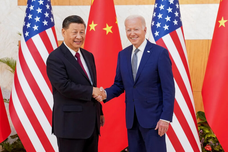 美國總統拜登（右）與中國國家主席習近平（左）14日會談前握手致意。（路透社）