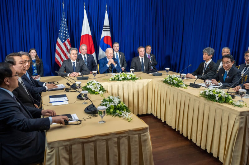 圖為去年11月13日美國總統拜登（中）、日本首相岸田文雄（右）及南韓總統尹錫悅（左2）在東亞高峰會場邊進行3邊連續會談。（圖取自facebook.com/POTUS）