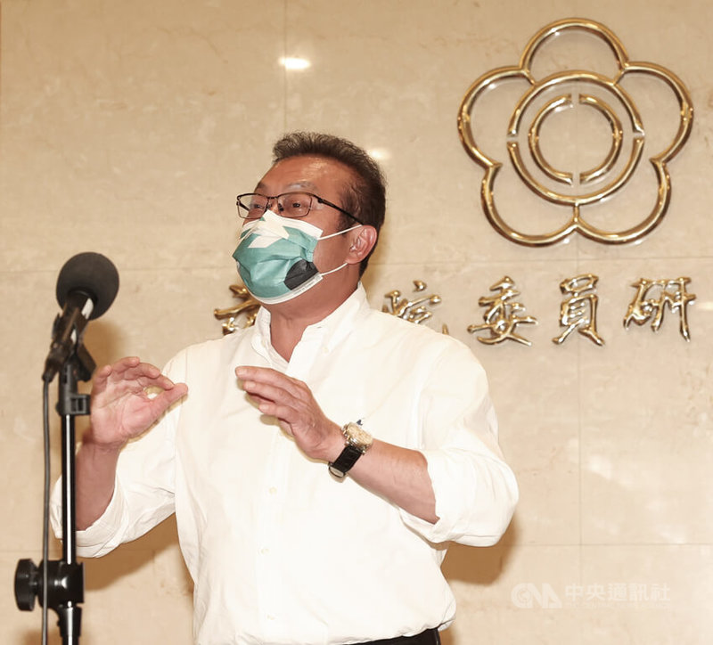 媒體報導，無黨籍立委蘇震清倒戈，公開支持國民黨屏東縣長參選人蘇清泉。蘇震清（圖）14日下午在立法院舉行記者會澄清，強調會全力支持民進黨提名的屏東縣長參選人，也說自己非常愛民進黨。中央社記者趙世勳攝  111年11月14日