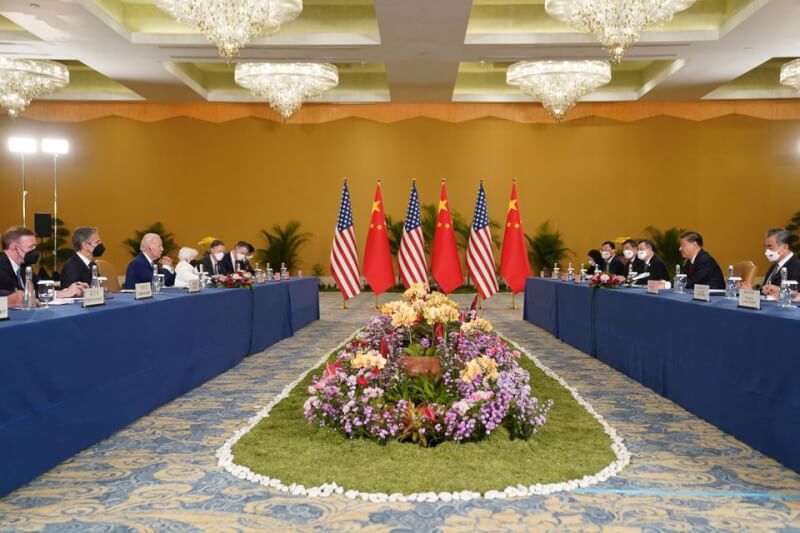 美國總統拜登（左3）14日在印尼峇里島首次與中國國家主席習近平（右2）面對面會晤。（路透社）