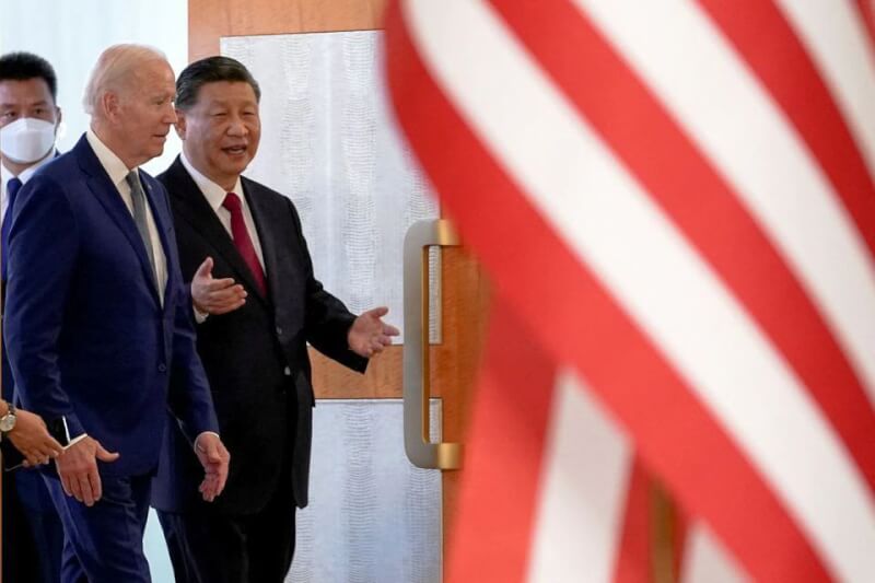 美國總統拜登（前左）14日在G20場邊與中國國家主席習近平（前右）會晤逾3小時。（路透社）