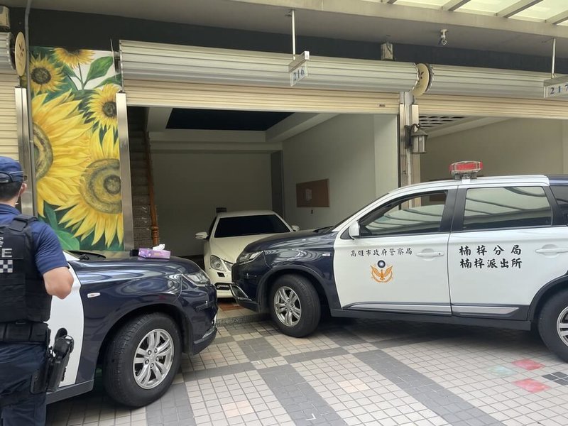 高雄楠梓警方15日前往轄內1間汽車旅館拘提詐欺案嫌犯，結果遭開車衝撞，2名員警為避免裝備及現場人員傷亡，共開32槍制伏犯嫌。（警方提供）中央社記者蔡孟妤傳真  111年11月15日