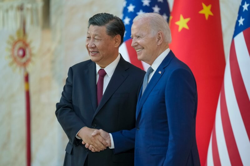 中國國家主席習近平（左）與美國總統拜登（右）14日利用參加20國集團峰會之便舉行雙邊會談，兩人在會談展開前握手致意。（圖取自facebook.com/POTUS）