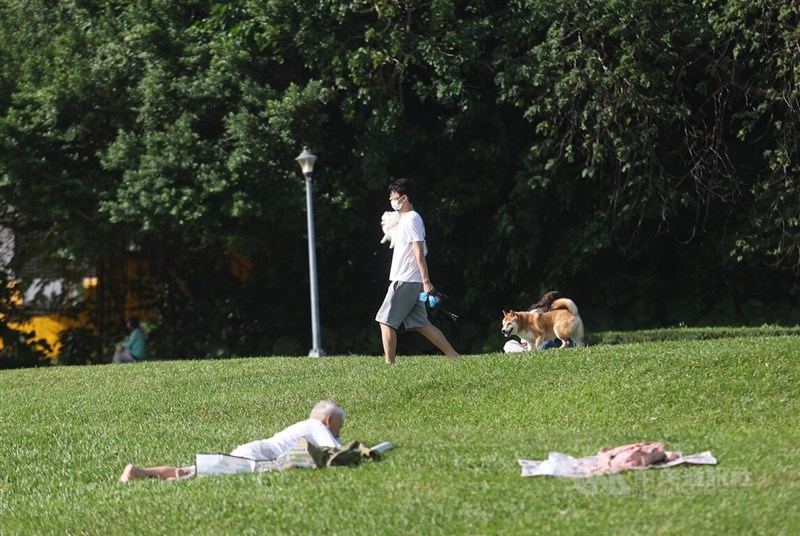 圖為民眾把握好天氣到花博公園休憩，也有人帶著家中毛孩外出散步，釋放精力。（中央社檔案照片）