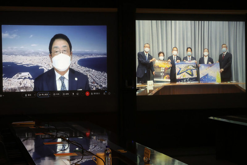 副總統賴清德15日接見日本函館市訪團，市長工藤壽樹因確診無法親自來到台灣，以視訊方式出席。（總統府提供）中央社記者葉素萍傳真  111年11月15日