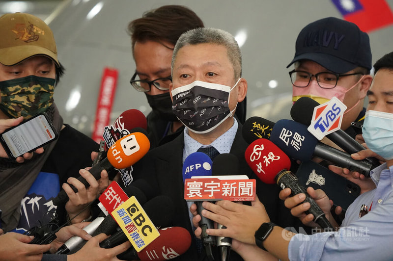 中科院研製「劍翔」反輻射無人機,中科院航空研究所長齊立平(中)15日表示,這款無人機若直線飛行,最遠打擊距離可達1000公里,俯衝時速更可達500到600公里左右。中央社記者徐肇昌攝 111年11月15日