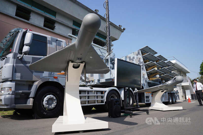 中科院15日邀請媒體參訪軍用無人機發展狀況,人員解說時指出,「劍翔」反輻射無人機體型小、機動性高、滯空時間長,且不需要跑道,是放在發射箱內並堆疊在發射車上,最多有12架無人攻擊機。中央社記者徐肇昌攝 111年11月15日