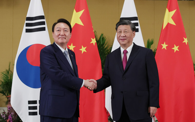 圖為南韓總統尹錫悅（左）與中國國家主席習近平（右）11月15日在G20會議場邊舉行首次面對面會談。（韓聯社）