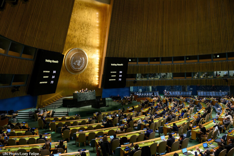 聯合國大會14日通過決議，支持建立機制，讓俄羅斯為入侵烏克蘭造成的人員和財產損失進行賠償。（圖取自twitter.com/UN）