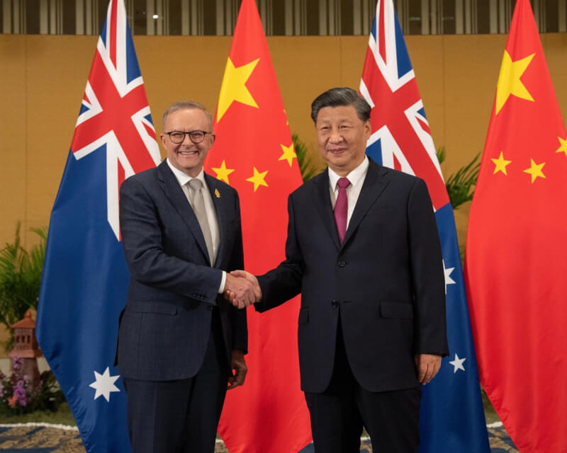 澳洲總理艾班尼斯（左）15日與中國國家主席習近平（右）在印尼峇里島舉行的20國集團峰會進行場邊會談。（圖取自twitter.com/AlboMP）