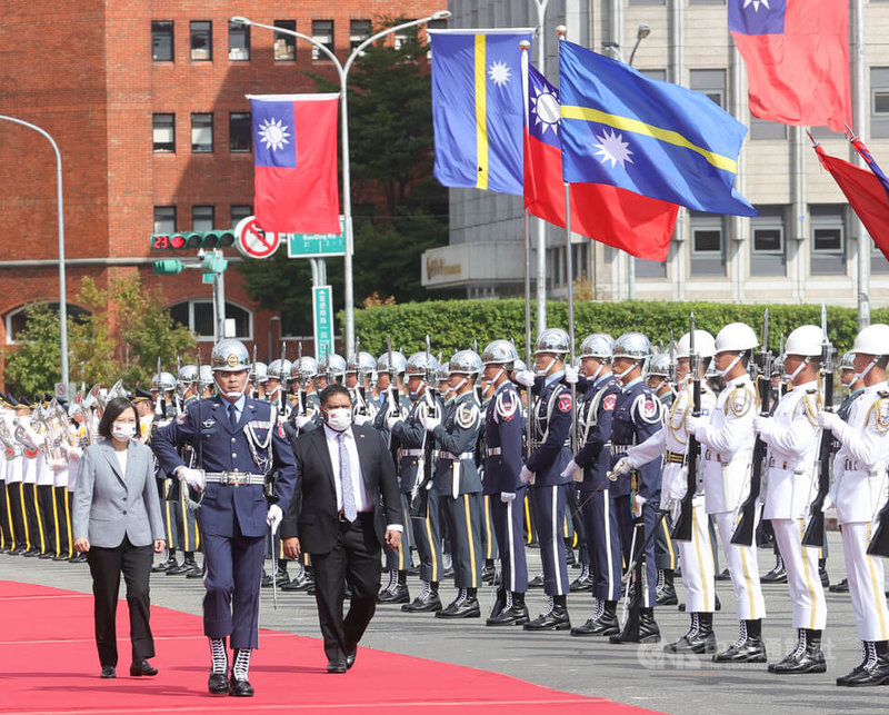 總統蔡英文（左）15日在總統府前廣場，以隆重軍禮歡迎諾魯共和國總統昆洛斯（Russ Joseph Kun）（左3）率團來台進行國是訪問。中央社記者謝佳璋攝  111年11月15日