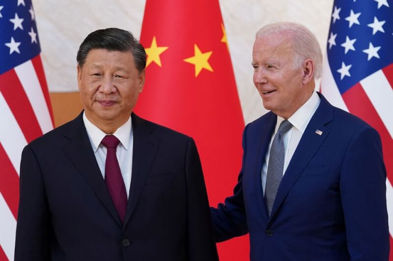 美國總統拜登（右）與中國國家主席習近平（左）14日在印尼會晤。紐約時報分析，兩人承諾改善因台灣而緊張的關係，仍難掩飾相互猜疑。（路透社）
