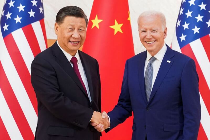 美國總統拜登(右)和中國國家主席習近平(左)14日出席印尼峇里島G20峰會時握手寒暄。(路透社)
