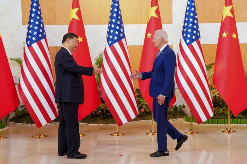 圖為美國總統拜登（右）與中國國家主席習近平（左）去年11月在印尼峇里島舉行雙邊會談。（路透社）