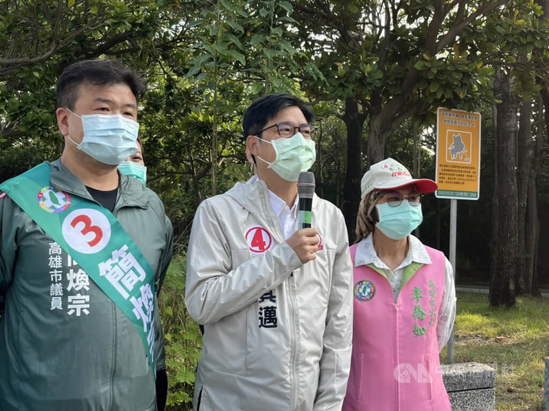 高雄近日空氣品質不佳，高雄市長陳其邁（中）16日接受媒體聯訪表示，秋冬季節會有應變作為，採多元方式改善。中央社記者蔡孟妤攝  111年11月16日