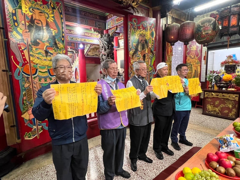 宜蘭公民反賄選聯盟16日邀請6名宜蘭縣長候選人在宜蘭市東嶽廟宣誓,但僅江聰淵(右起)、陳秋境、許鈜哲、朱振東4人到場,國民黨宜蘭縣長候選人林姿妙指派宜蘭縣府秘書陳志信(左)代理。(宜蘭公民反賄選聯盟提供)中央社記者沈如峰宜蘭縣傳真 111年11月16日