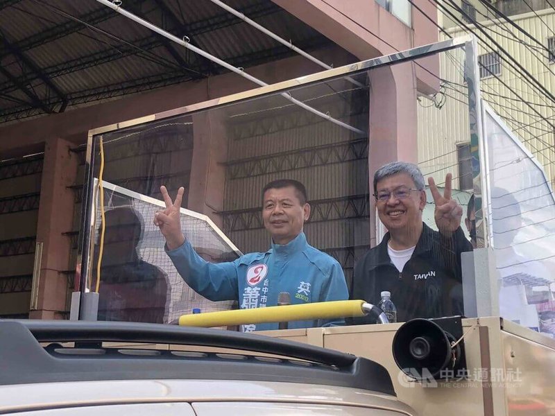 選戰倒數，前副總統陳建仁（右）16日到台中為7名英系市議員候選人加油打氣，並與市議員候選人蕭隆澤（左）等部分候選人合體車隊掃街。中央社記者趙麗妍攝 111年11月16日