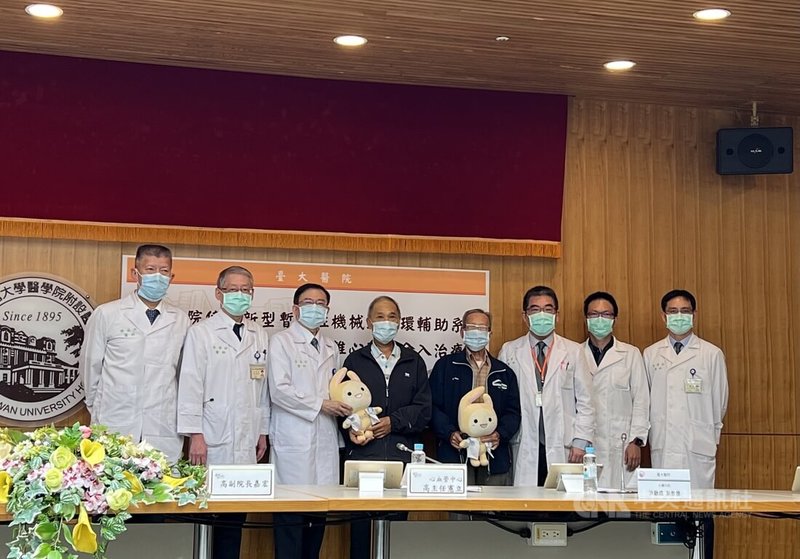 台大醫院16日舉行記者會，公布台灣首2例使用新循環輔助系統救助心臟成功個案，邀請病友（右4、右5）出席，分享心路歷程。中央社記者沈佩瑤攝  111年11月16日