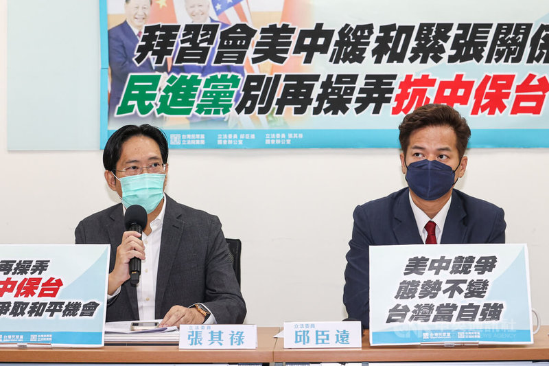三立政論節目播出內容指稱台灣民眾黨立法院黨團有5名立委捐出人頭助理。民眾黨團16日上午在立法院舉行記者會,黨團總召邱臣遠(右)、幹事長張其祿(左)指出,節目言論完全悖於事實,譴責節目惡意造謠,要求節目團隊立即更正、道歉並下架影片。中央社記者鄭清元攝 111年11月16日