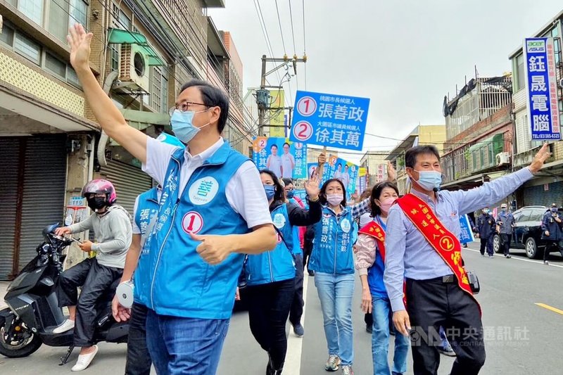 國民黨桃園市長候選人張善政（前左）16日上午前往大園區進行掃街拜票，他表示，步行拜票的重點就是希望能接觸基層，握到每一雙可以握的手，讓大家感情更凝固，對將來鞏固選情的基本盤非常有助益。中央社記者吳睿騏桃園攝  111年11月16日